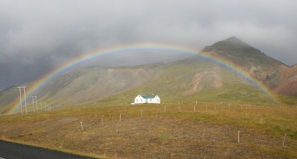 Regenboog bij Arnarstapi